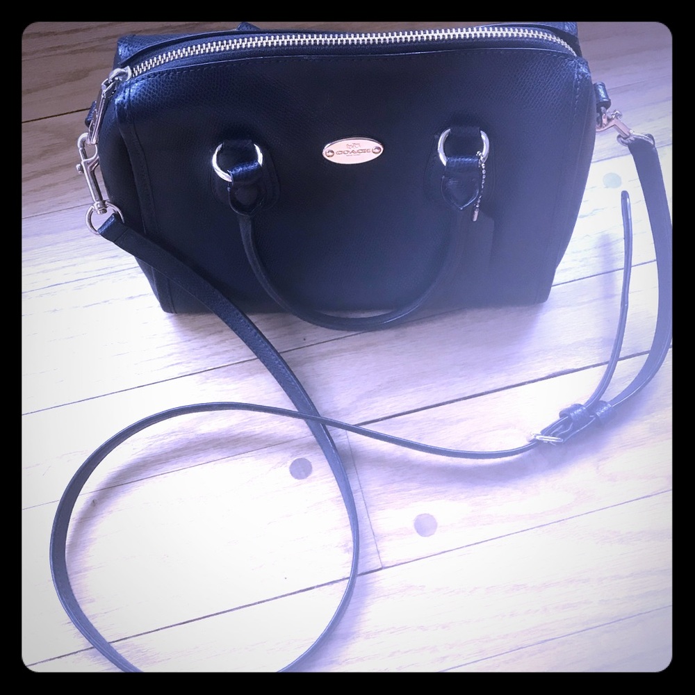 Coach cross body purse with detachable strap